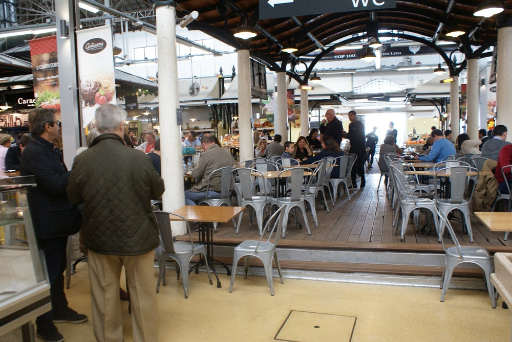 Rendez-vous street food à l'intérieur du Marché du Campo de Ourique à Lisbonne.