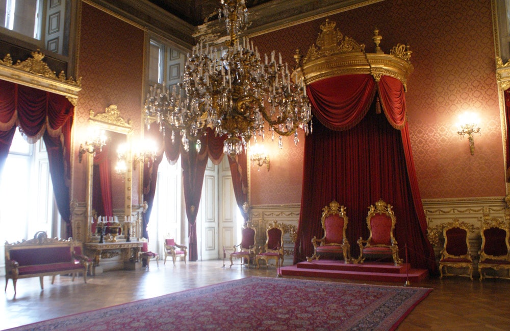 Salle du trône dans le palais royal d'Ajuda à Lisbonne.