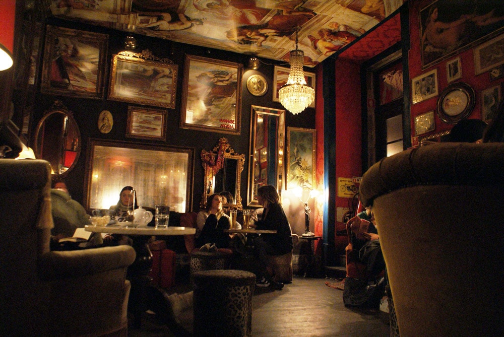 Sortir à Lisbonne : Dans un salon du bar Pensao Amor dans l'ancien quartier des marins de Cais do Sodré.