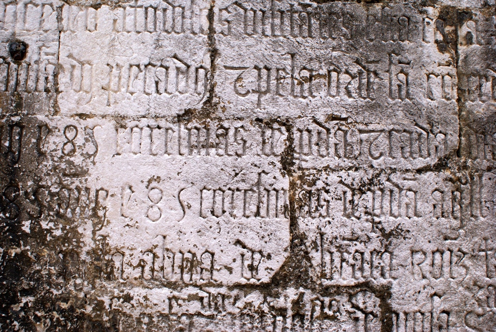 Inscription devant l'église de la place des Carmes à Lisbonne.