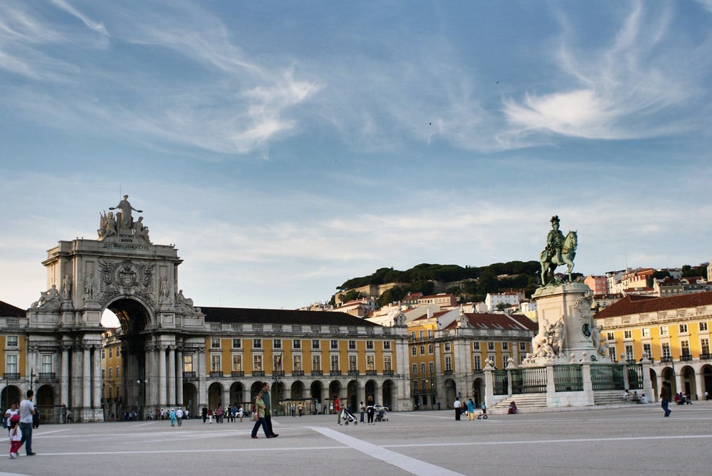 Place du commerce à Lisbonne avec le Chateau de Saint Georges sur les hauteurs.