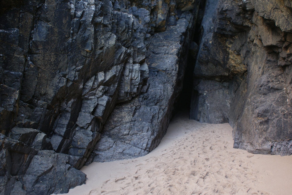 Caverne de la Plage de Praia da Adraga près de Sintra.