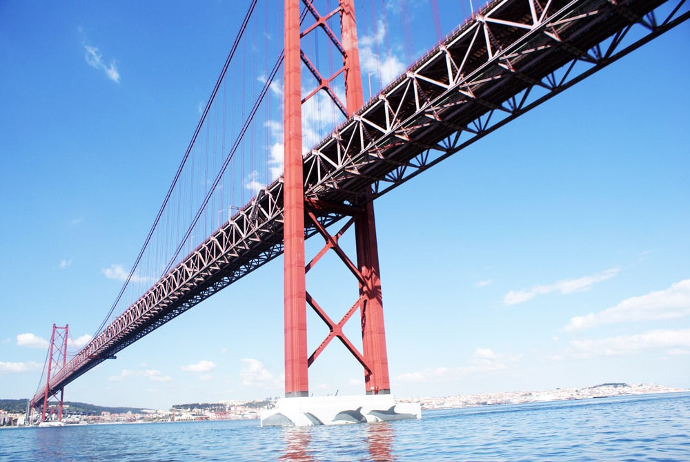 Pont du 25 avril à Lisbonne vu depuis un voilier.