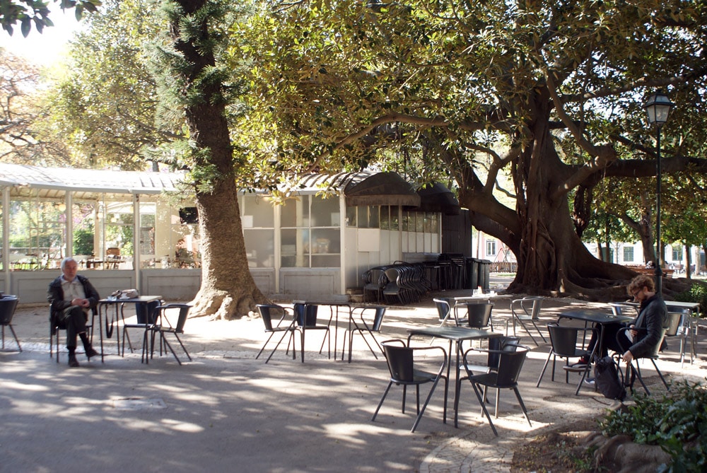 Café sur la Place de Principe Real à Lisbonne.