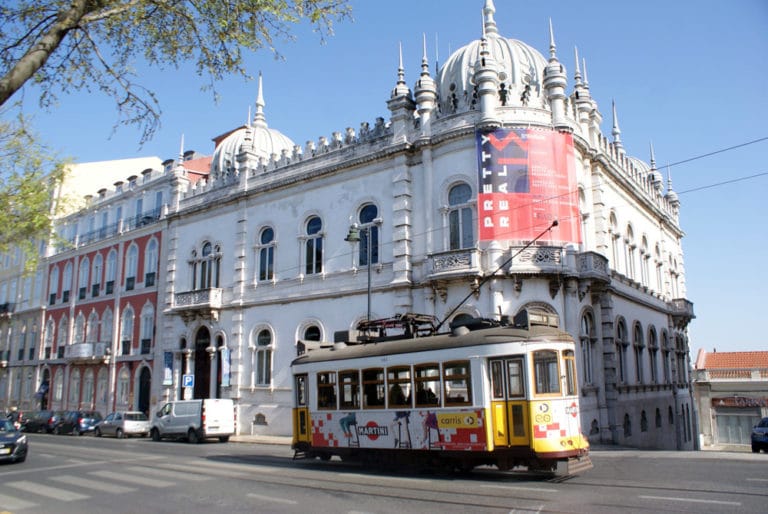 Tramway sur la place de Principe Real à Lisbonne.