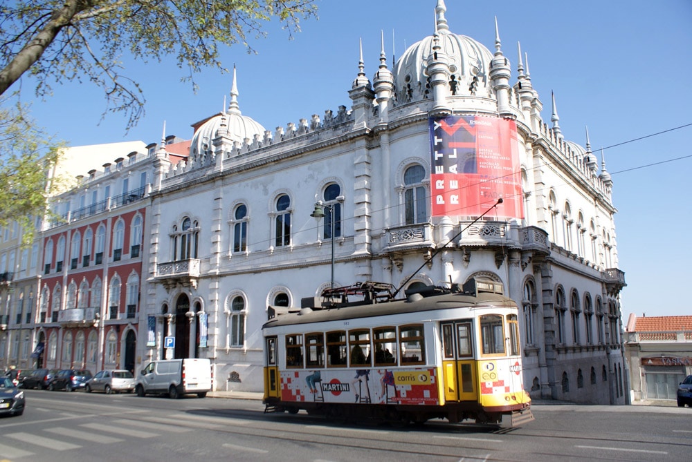 Architecture néo-mauresque et vieux tramway devant le jardin de Principe Real à Lisbonne.