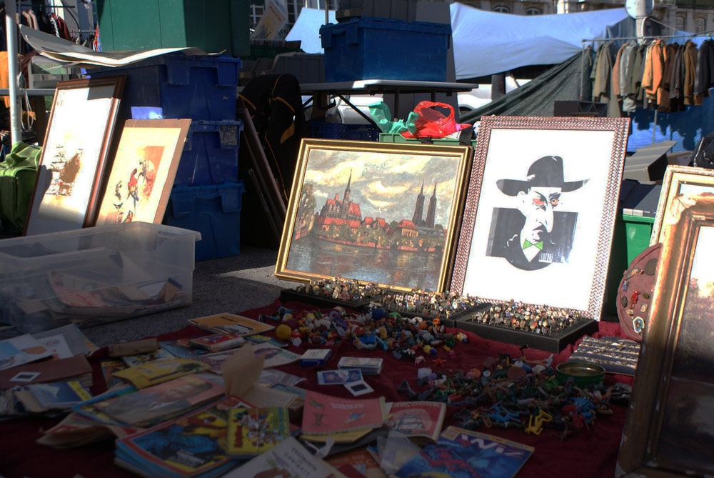 Marché aux puces de Lisbonne ou marché des voleurs dans le quartier d'Alfama.