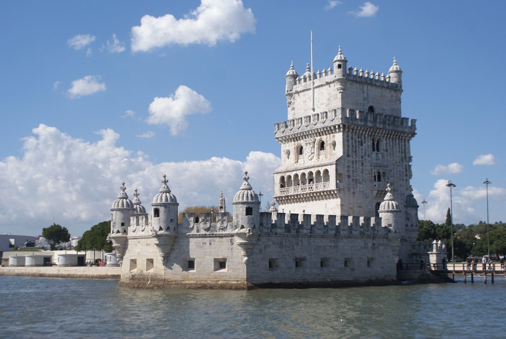 Tour de Belem vu depuis un voilier sur le Tage à Lisbonne.