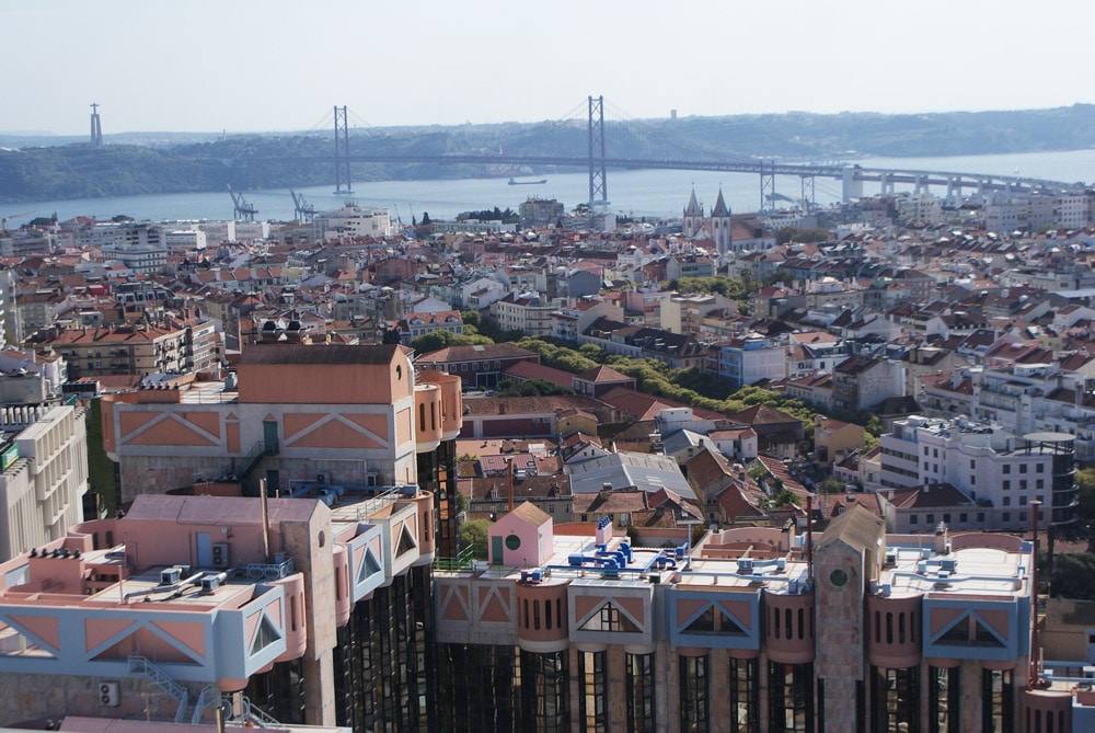Vue sur le pont du 25 avril depuis le point de vue depuis Amoreiras à Lisbonne.