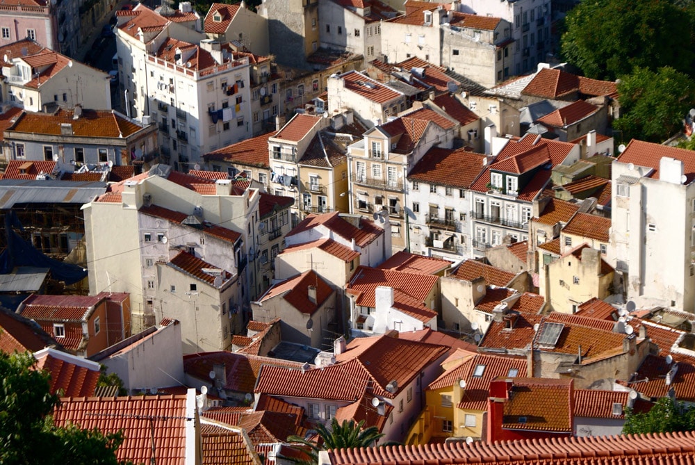 Vue sur les toits du quartier de la Mouraria à Lisbonne depuis le Chateau Saint Georges.