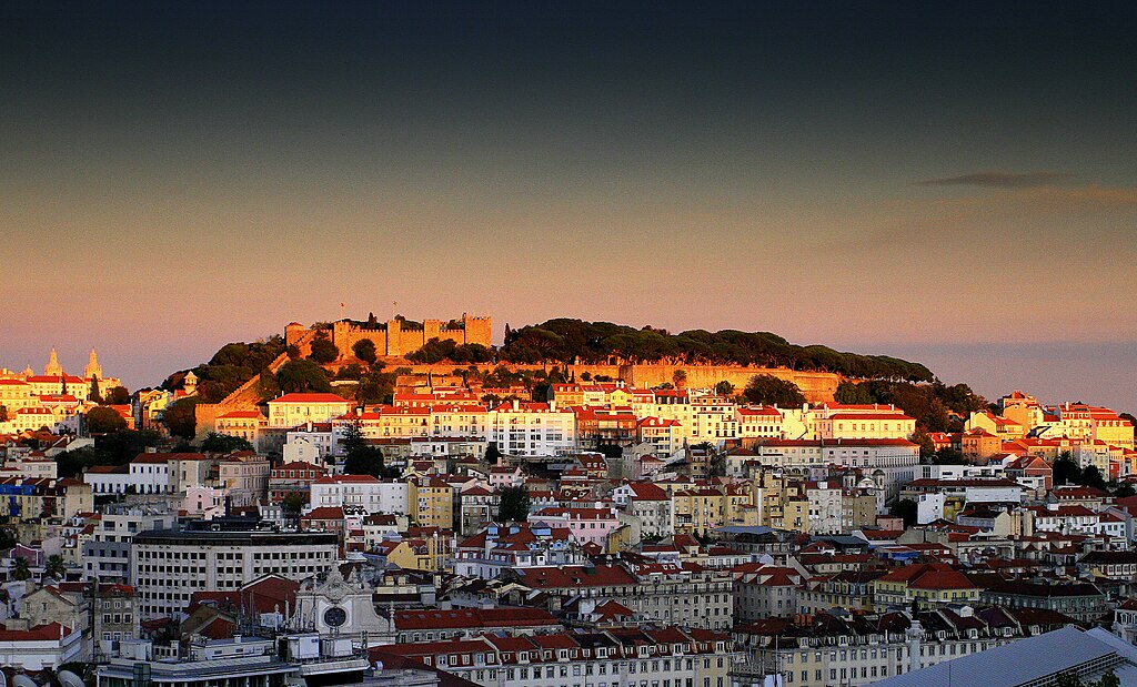 Le belvédère Miradouro de São Pedro de Alcântara à Lisbonne – Photo de Joaomartinho63.