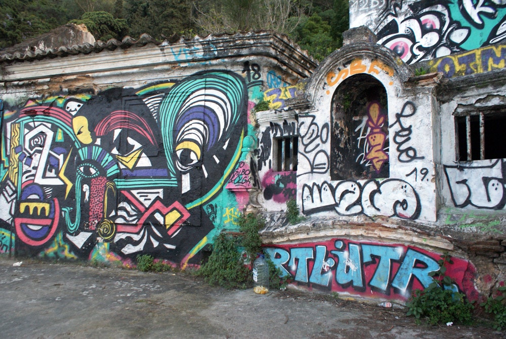 Ancien fort et manufacture de Quinta da Arealva, aujourd'hui en ruine et en couleurs avec de nombreuses oeuvres de street art. Attention où vous mettez les pieds, une bonne partie menace de s'effondrer.