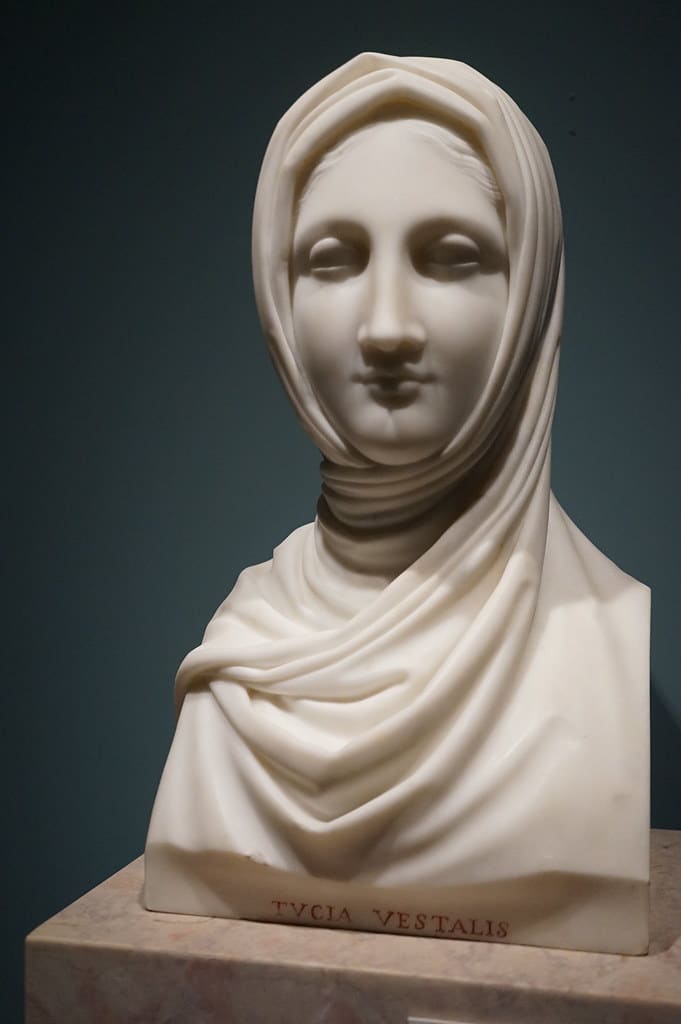 Sculpture de Canova d'une vestale au Musée Calouste Gulbenkian à Lisbonne.