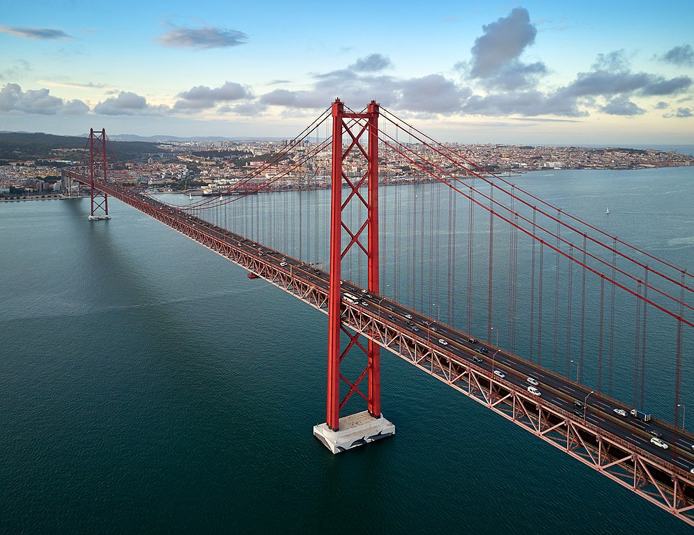 Vue aérienne sur le pont du 25 avril à Lisbonne – Photo de Deensel