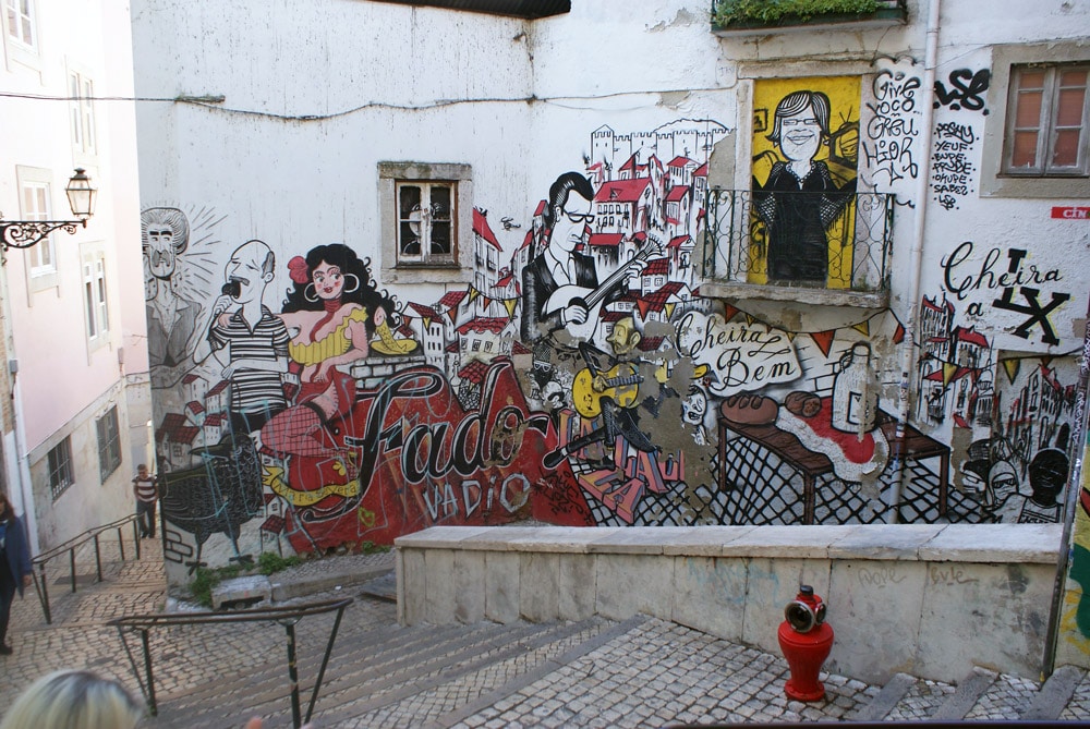 Street Art de fado dans le quartier de la Mouraria à Lisbonne.