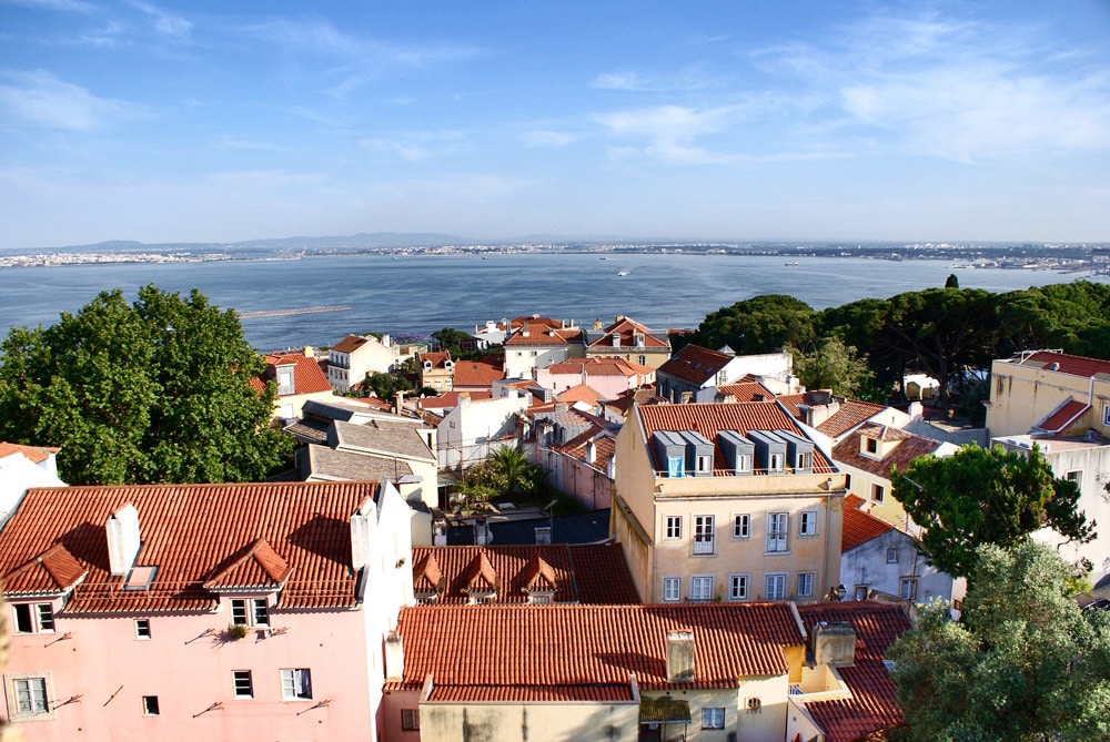 Vue sur les toits d'Alfama et le Tage depuis le Chateau Saint Geoges à Lisbonne.