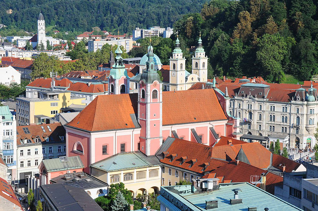 Centre historique de Ljubjlana avec l'église franciscaine au premier plan - Photo de Marcel Haring - Licence CC by SA 2.0