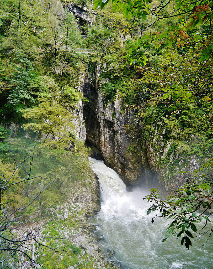 A la sortie de canyon de la grotte Skojcan en Slovénie lorsque l'eau est haute. Photo de Zairon