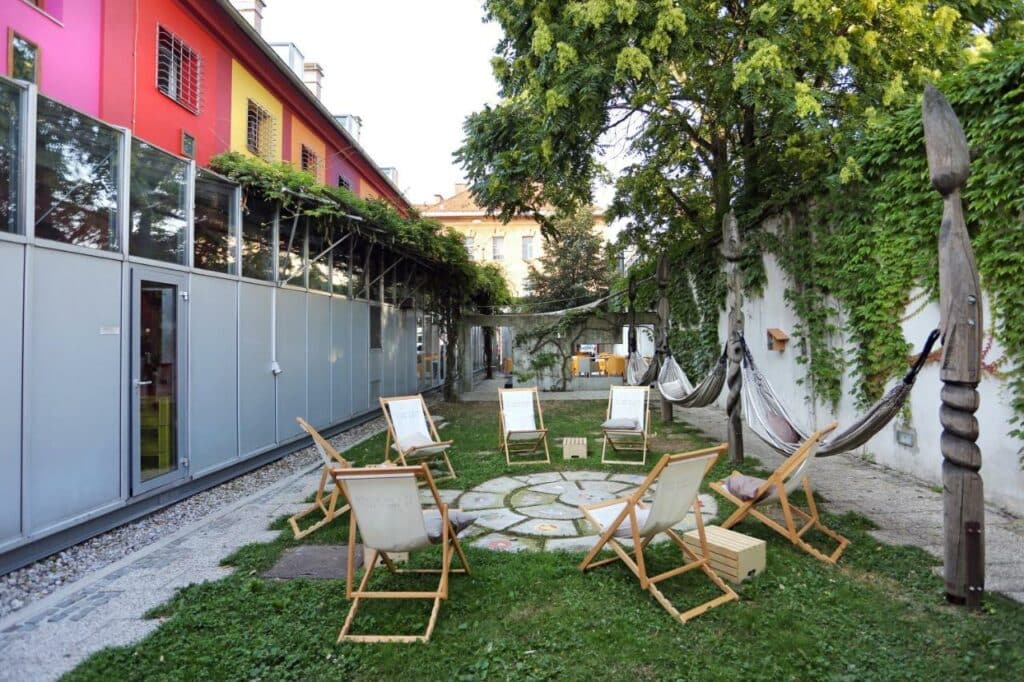Jardin intérieur de l'Hostel Celica à Ljubljana.