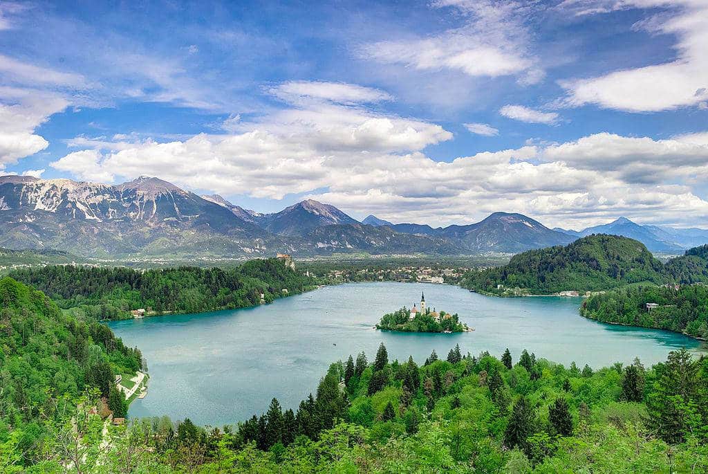 Vue sur le Lac Bled et les montagnes slovènes - Photo de Noami Suzuki.