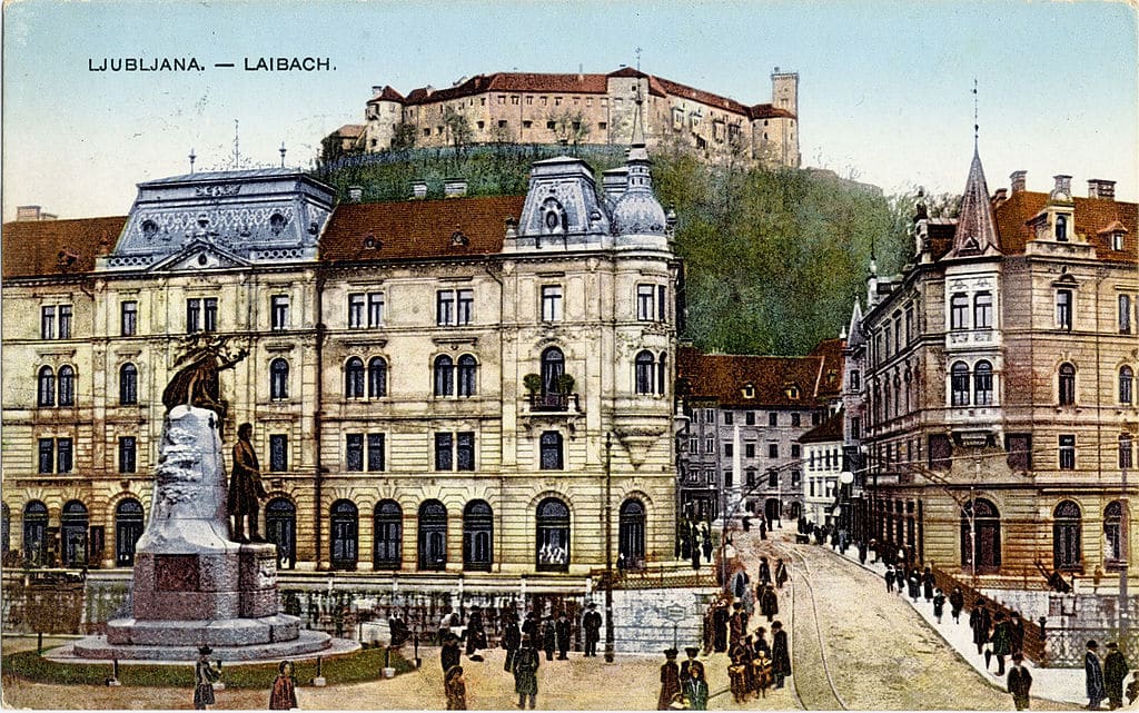 Vue sur le chateau par dessus les imposants immeubles du centre historique.