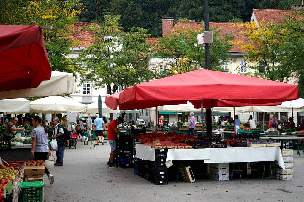 Marché en plein air à Ljubljana dans la vieille ville.