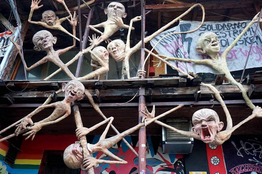 Sculptures de Gollum (?) au squat de Metelkova au nord de la ville.