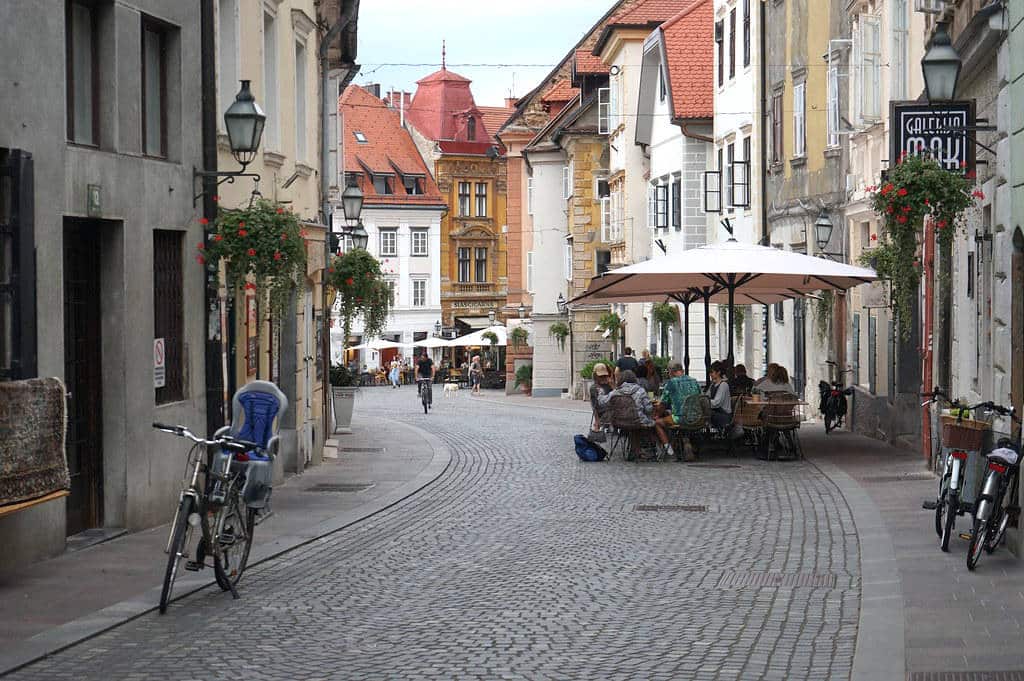 Vélo et café dans le centre historique.