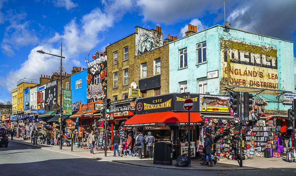 Boutiques de la grande rue de Camden Town à Londres - Photo de J.Ligero & I.Barrios