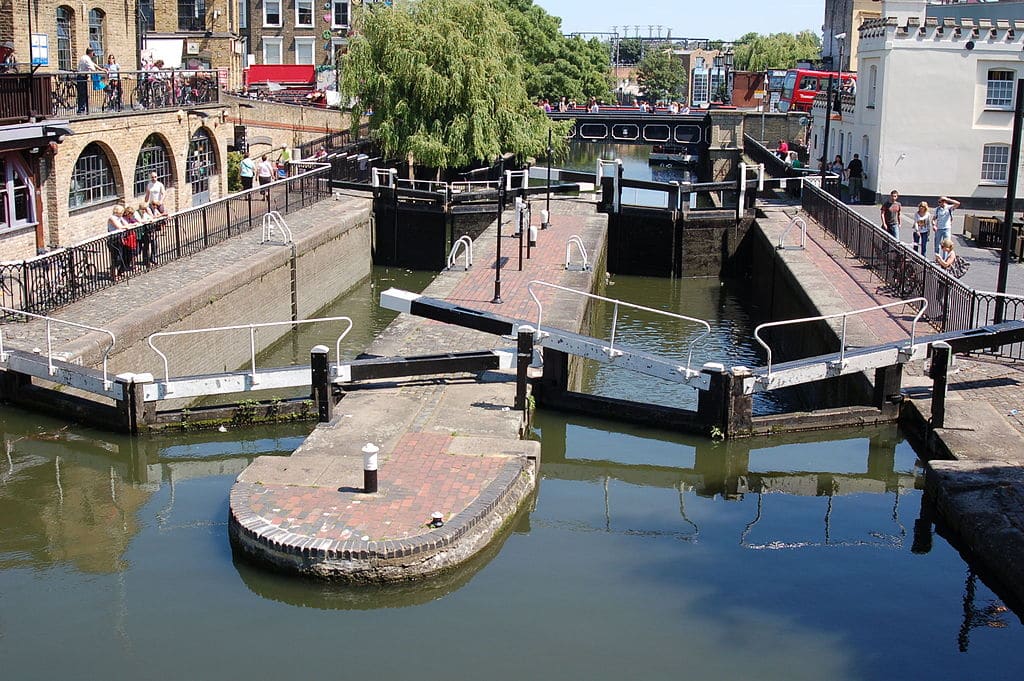 Ecluse du Regent's canal dans le quartier de Camden Town à Londres - Photo de Todd Huffman