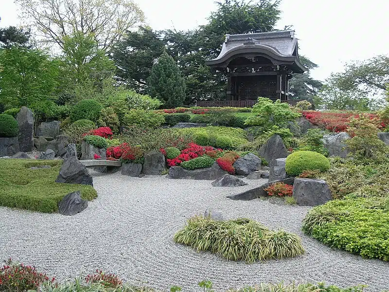 > Jardin japonais au Kew Gardens avec la réplique d'un temple de Kyoto. Photo de Matej Bat'ha.