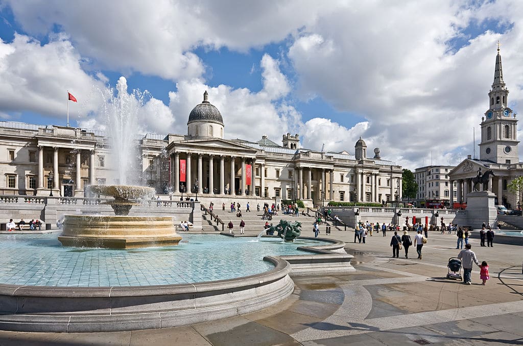 Place de Trafalgar square à Londres - Photo de David Iliff License CC-BY-SA-3.0