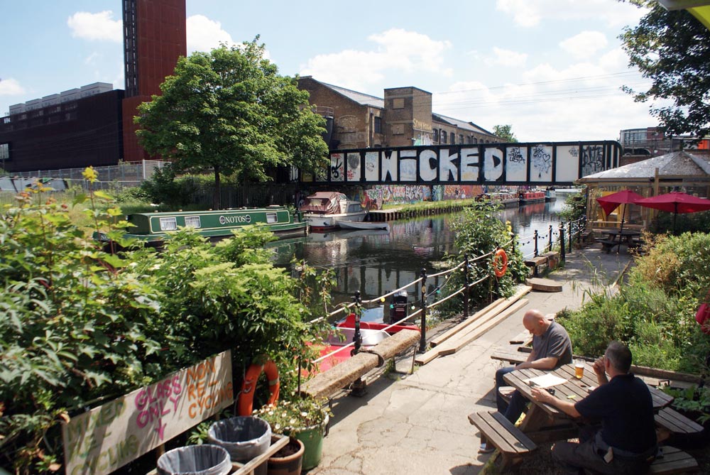 Vue depuis le bar Grow sur le canal depuis sa terrasse dans le quartier de Hackney Wick à Londres.