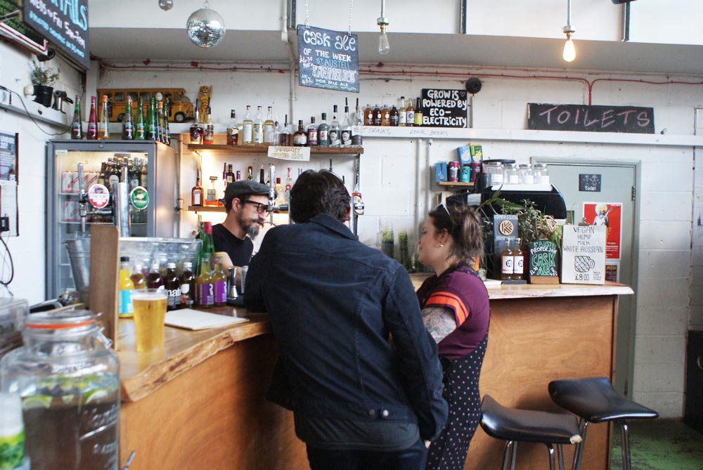 Dans le très sympa bar Grow à Hackney Wick à Londres.