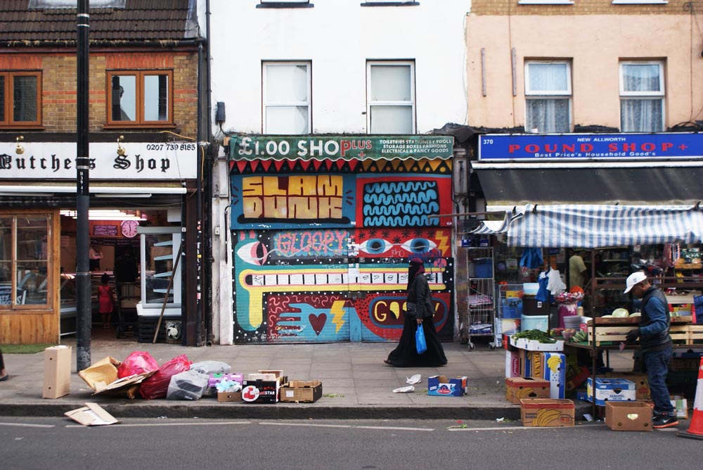 A la sortie du marché dans le quartier de Bethnal Green à Londres.