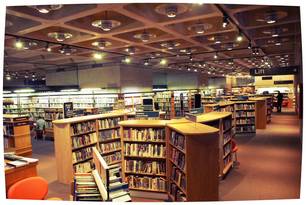 Intérieur 70-ies de la Bibliothèque du Barbican à Londres.