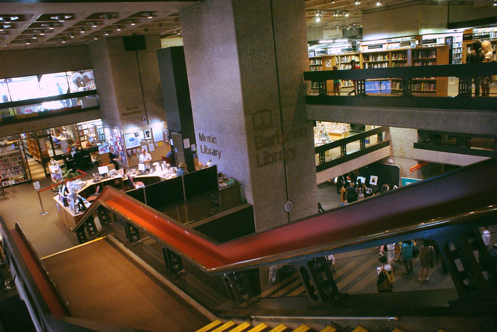Barbican library dans la City à Londres.