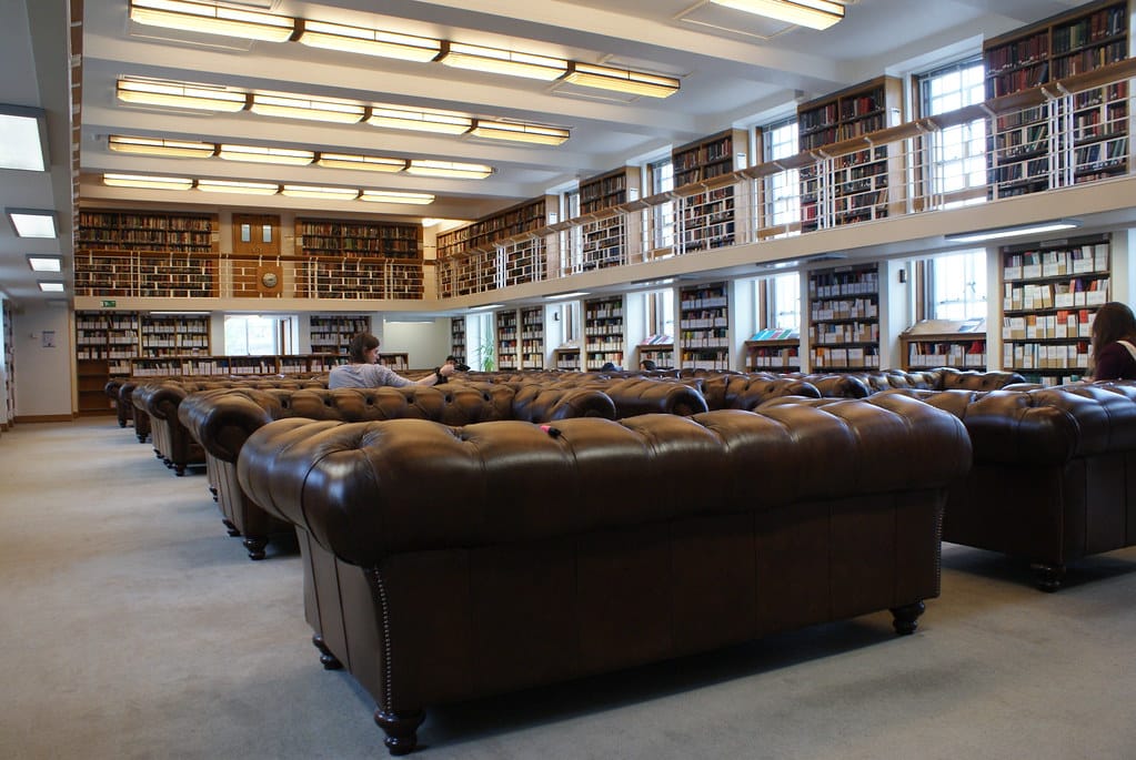 Fauteuils club dans la bibliothèque de la Senate House à Londres.
