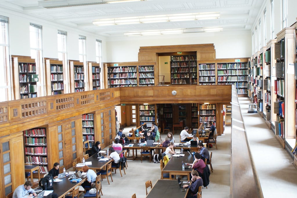 Salle de bibliothèque de la Senate House library à Londres.