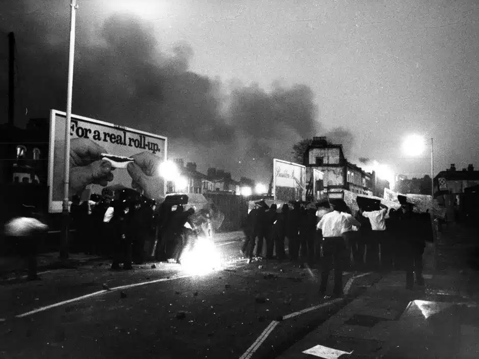 Emeute de Brixton en 1981 suite à la politique d’austérité de Margaret Thatcher / Photo : David Stevens/ Rex Features