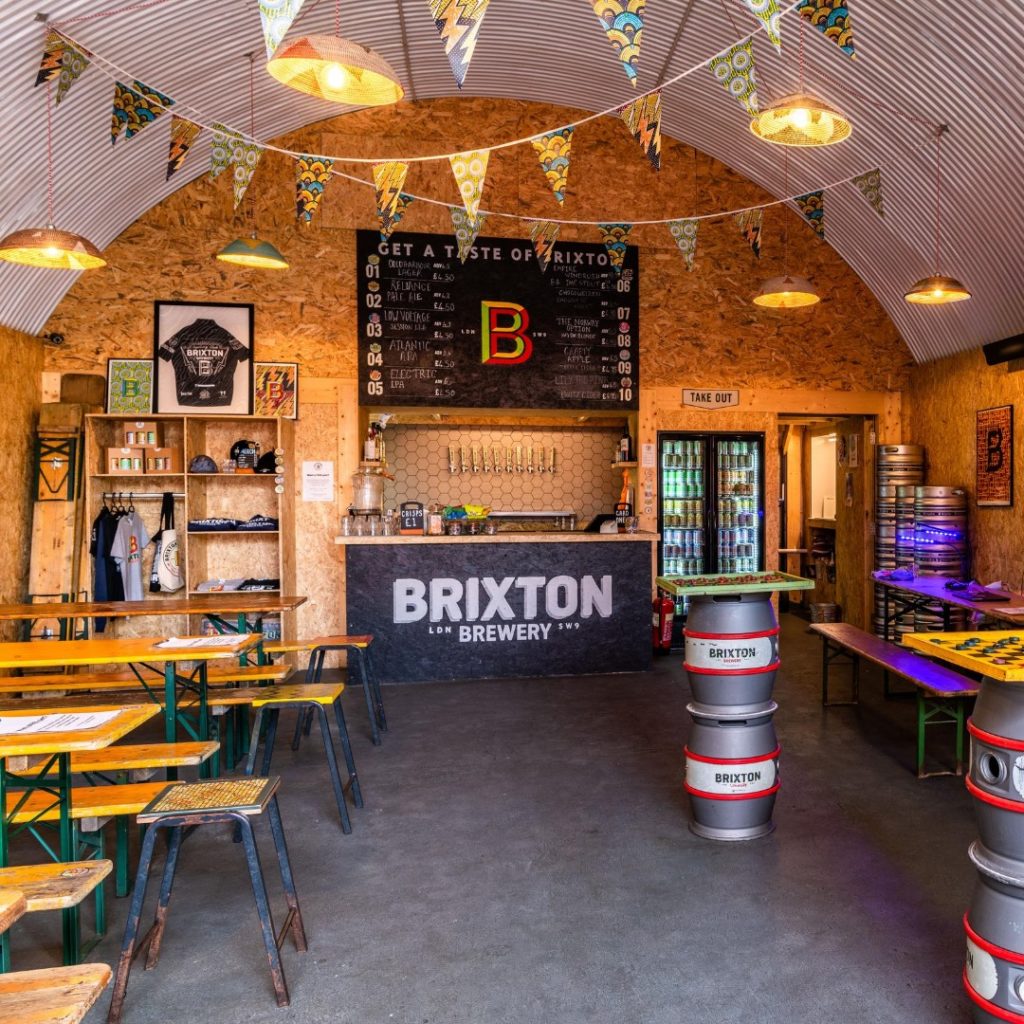 Dans la taproom ou salle de dégustation de Brixton brewery à Londres.