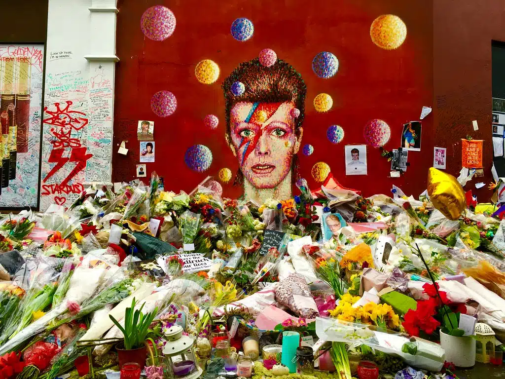 Hommage à l’enfant du quartier par les habitants de Brixton devant une peinture à son effigie – Photo de frankieleon @ Flickr