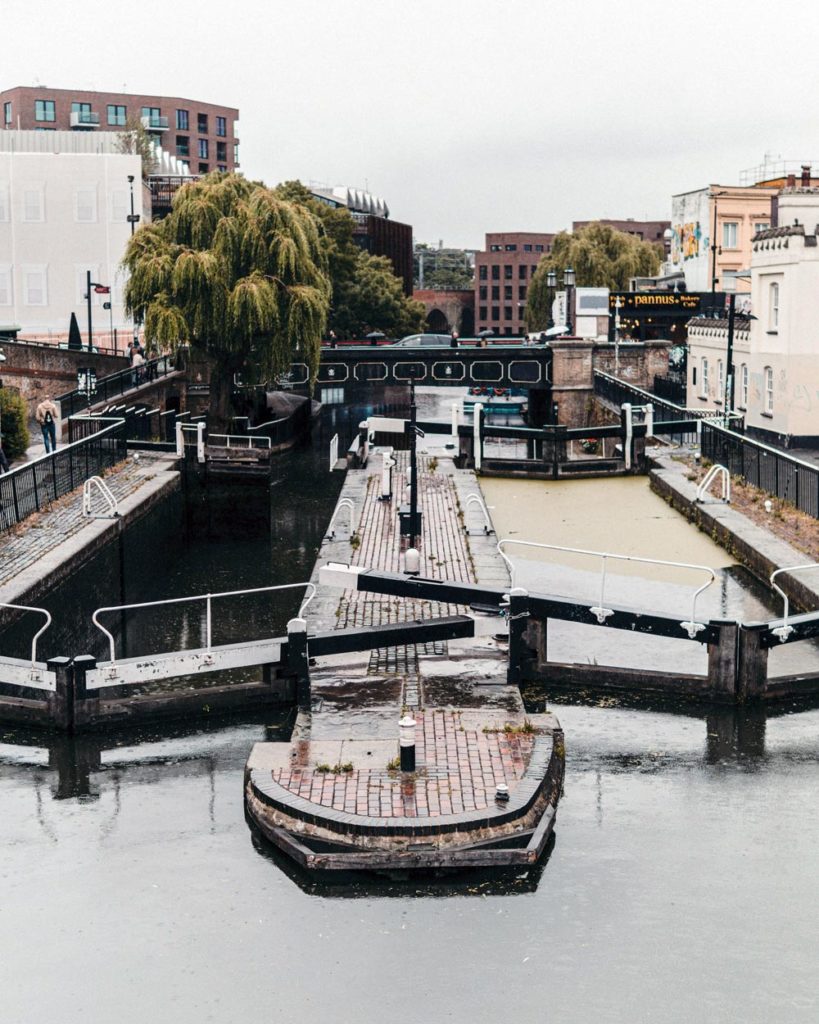 Ecluse du Regent's canal dans le quartier de Camden Town à Londres - Photo de Yanny Mishchuk