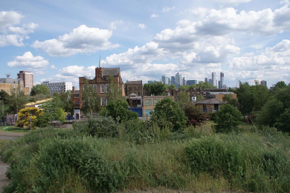 Vue sur Canary Wharf, district financier de Londres depuis Victoria Park à Londres.