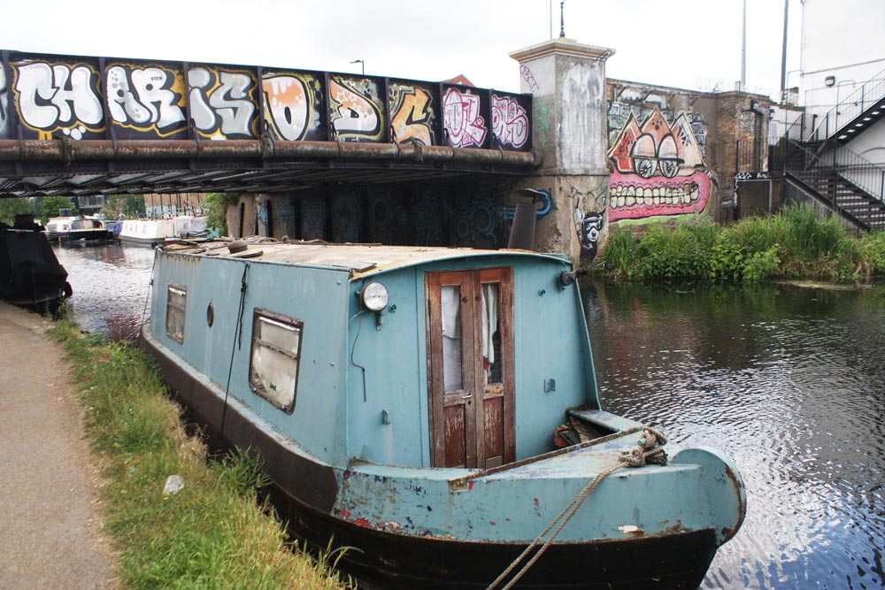 Peniche sur un canal du quartier de Hackney Wick à Londres.