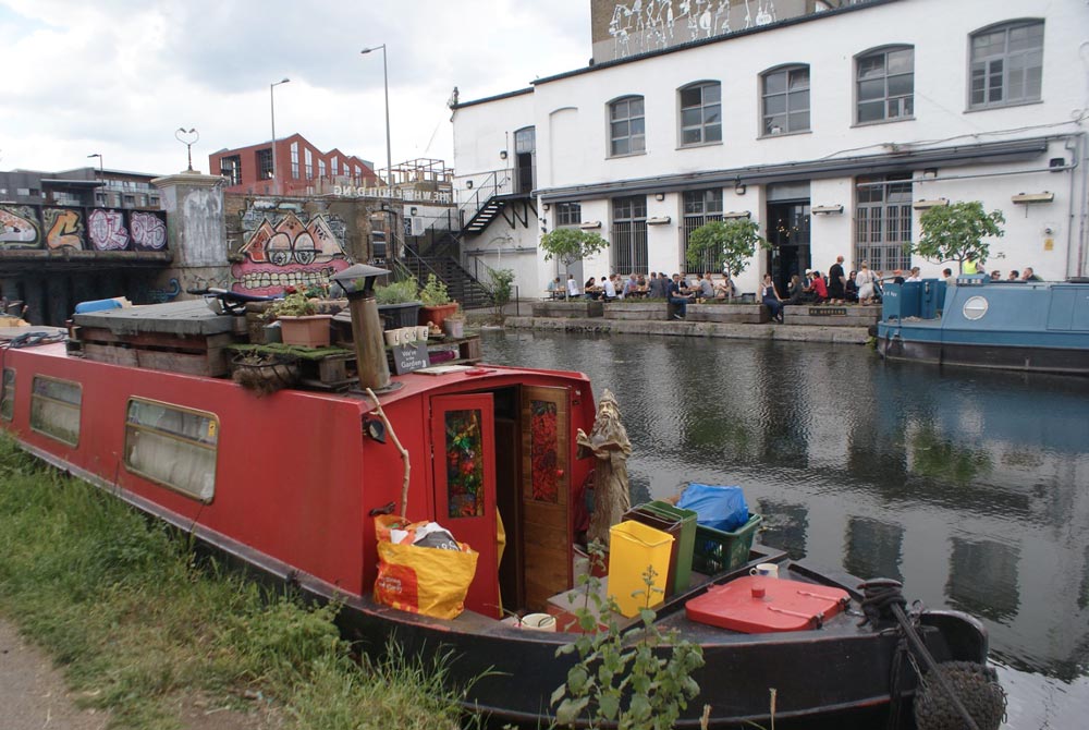 En face du CRATE Brewery & Pizzeria sur un canal du quartier de Hackney Wick à Londres.