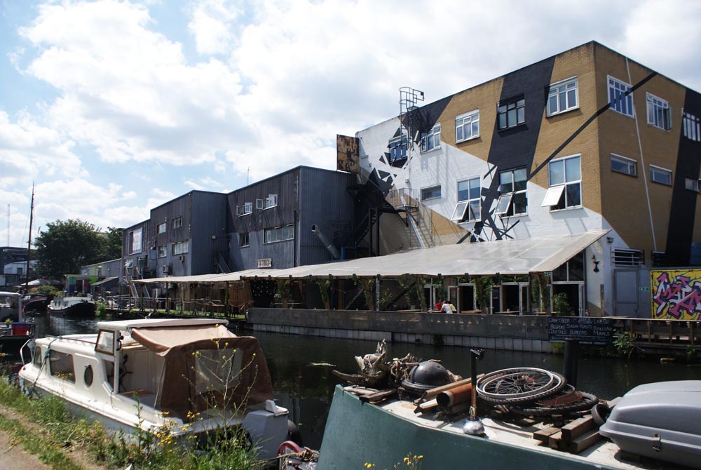 Peniches sur un canal du quartier de Hackney Wick à Londres.