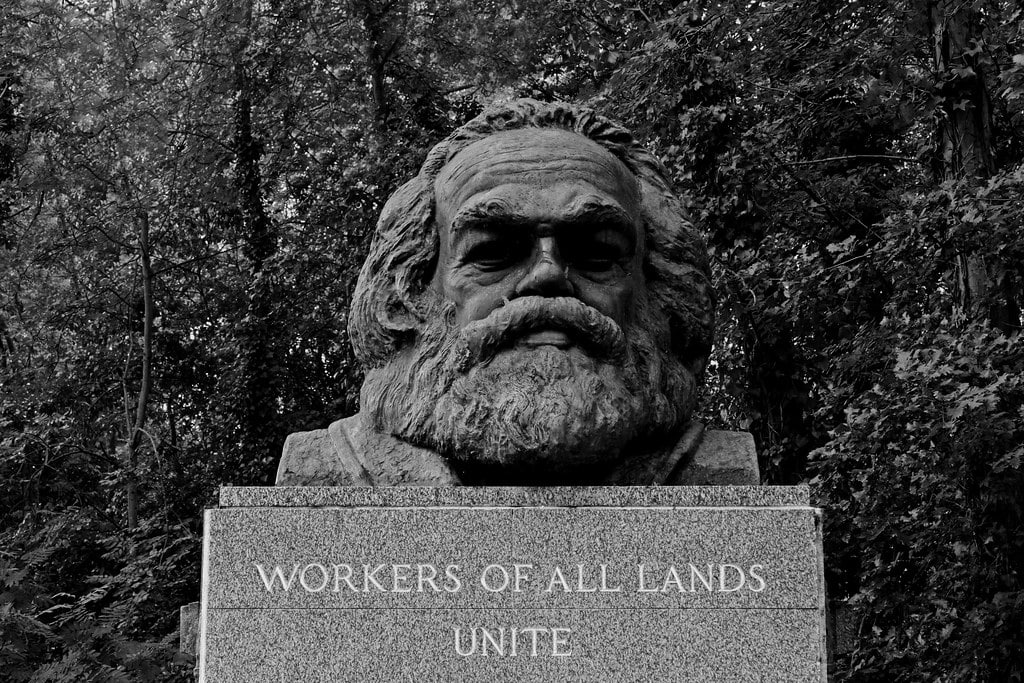 Buste sur la tombe de Karl Marx dans la partie publique du cimetière de Highgate dans le quartier de Hampstead à Londres - Photo de Leo Reynolds