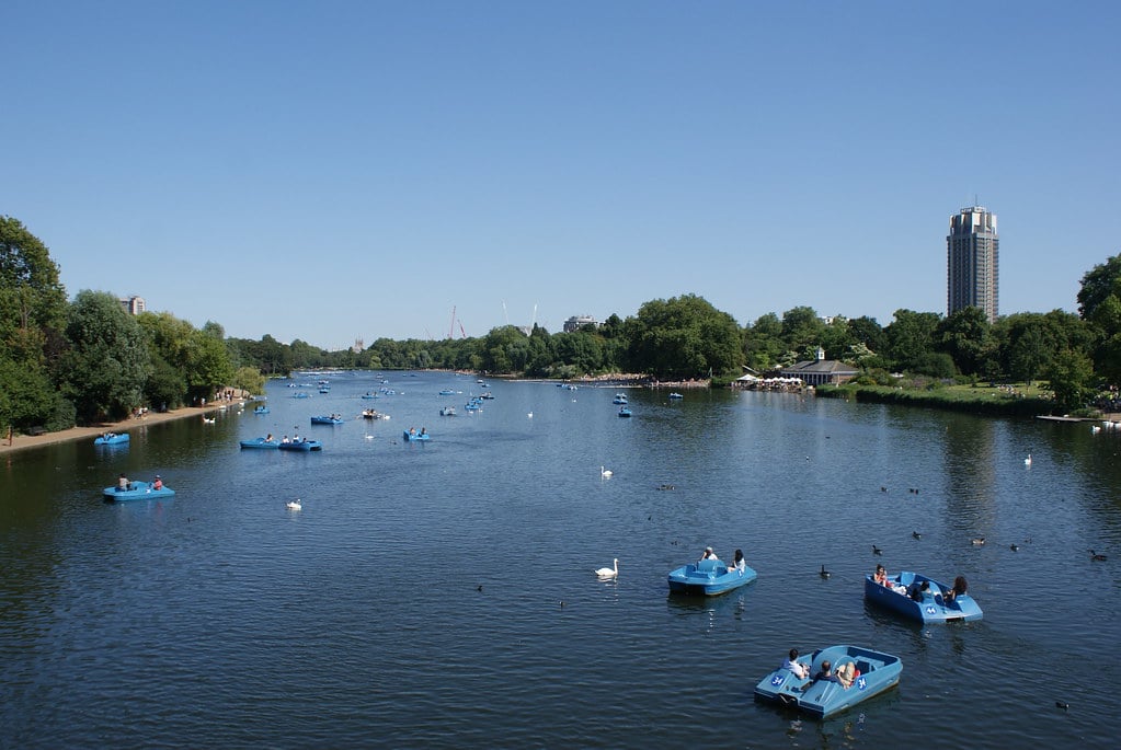 Lac de Serpentine dans le parc de Hyde Park à Londres