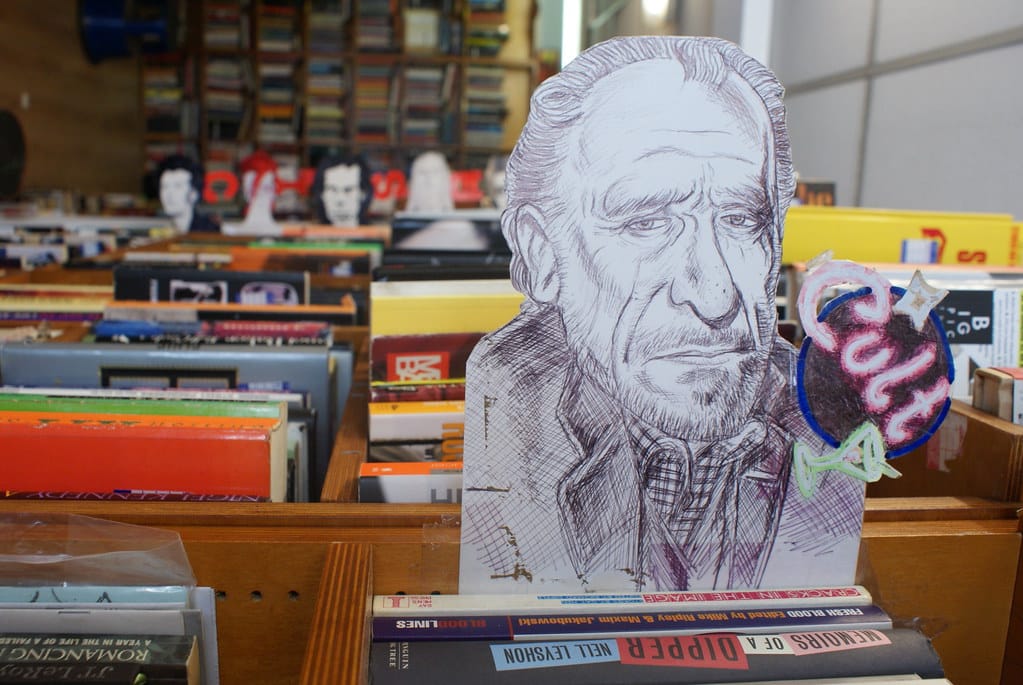 Bukowski pour indiquer les livres cultes, la classe. A la librairie Notting Hill Exchange books à Londres.